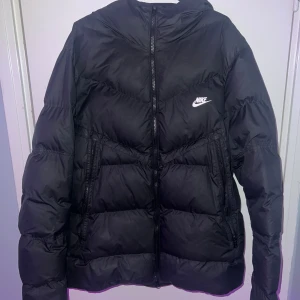 Nike vinterjacka  - Hej säljer min vinterjacka, eftersom vill köpa nya en. nästan nya. Priset kan diskuteras 