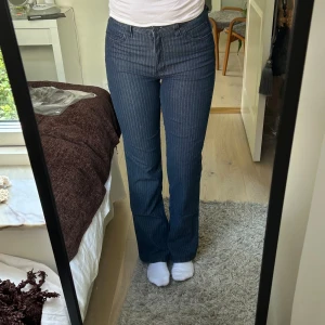 Randiga jeans - Randiga jeans kritstrecksrandiga jeans denim med dragkedja och knapp, midjemått: 68 cm, innerbenslängd: 80 cm