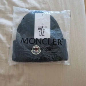 Moncler mössa - Kommer med allt. Priset kan diskuteras. Lite använd.