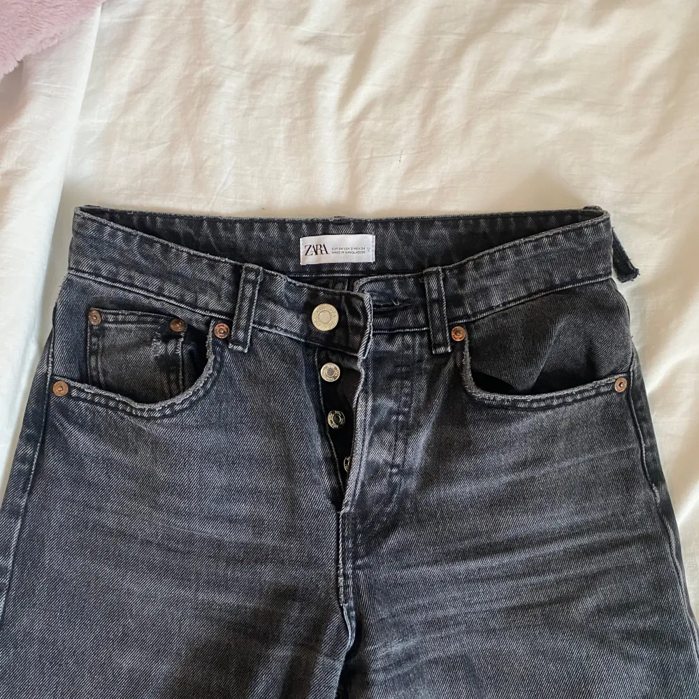 Mid waist jeans från zara💕 Några defekter( bild 4 och 5) men kan försöka laga innan köp om de önskas.  Annars är dem i väldigt fint skick och hålet är inget jag tycker syns.  Hör gärna av er om frågor uppstår💓. Jeans & Byxor.