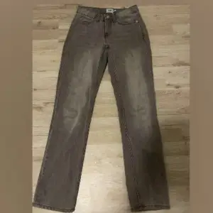 Ett par ljus gråa jeans ifrån lager 157. Dom är straight och low waist i storlek XXS. Har använt dom ett par fåtal gånger.