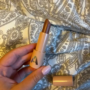 Caia läppstift - Färgern chic, endast testat