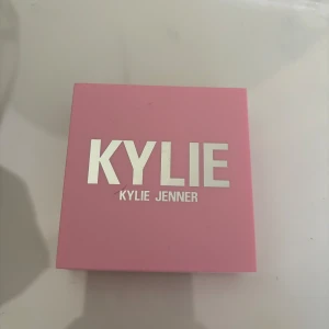 Kyliie jenner  - Oanvänd orginalpris 300kr