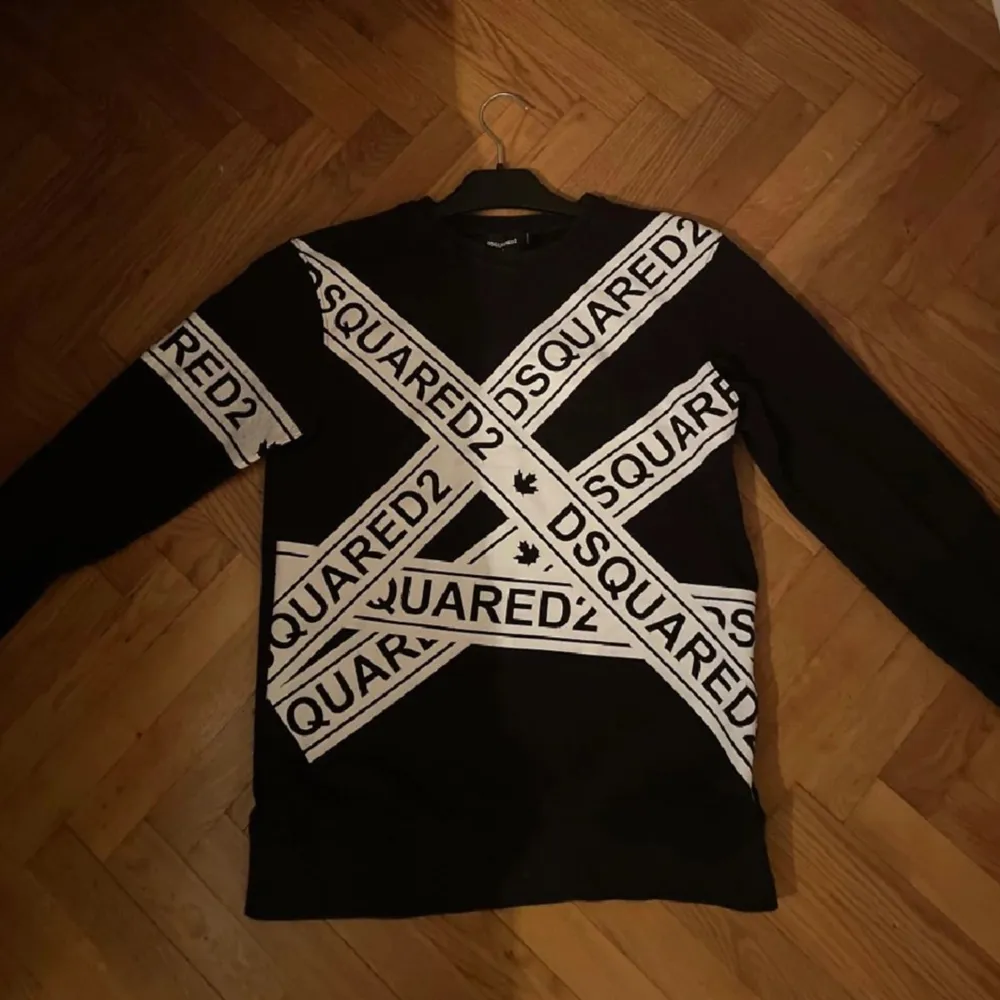 Säljer dsquared tröja till bra pris då den inte passar längre och vill få såld så snabbt som möjligt pris kan diskuteras vid snabb affär (Ny pris 3000). Hoodies.