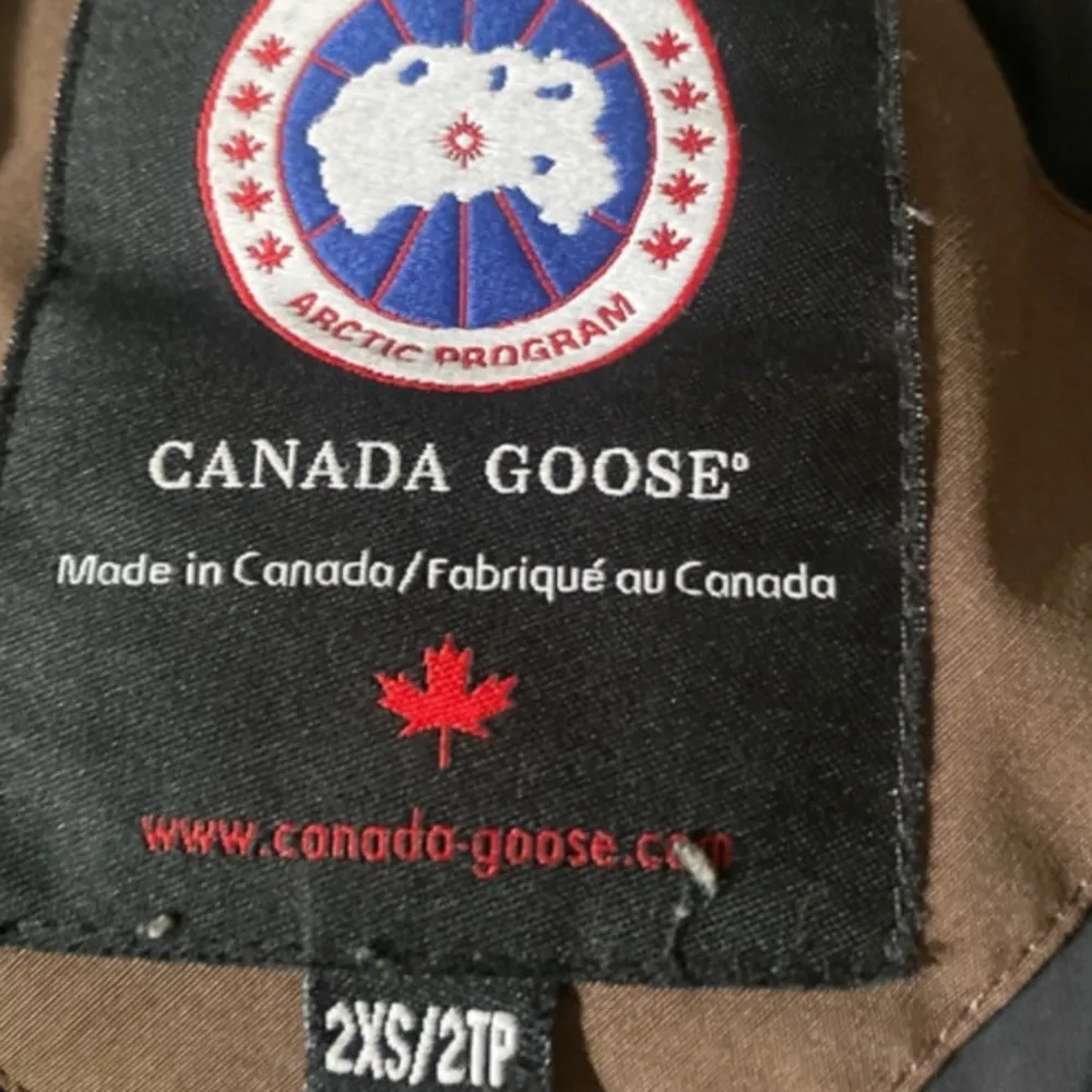 Säljer en jätte fin äkta canada gode jacka det är en gammal modell har haft på mig den Max två gånger är inte trasig på nått sätt.pris kan diskuteras vid snabb affär😇. Takit.