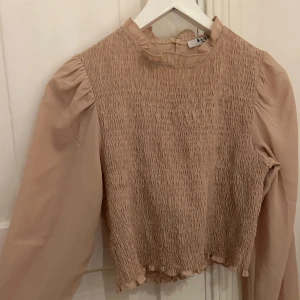 Beige blus! - Använt få gånger, fint skick! Köparen står för frakten!