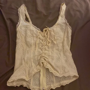 Gul korset, jätte fin men Använder inte längre. - Storlek 34 