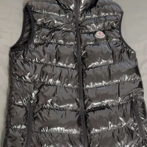 Moncler väst - Sl Storlek M säljer den pga att den är för liten