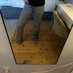 Gråa jeans från Gina tricot. Fina jeans men tyvärr lite för stora för mig. Vill helst bort med dom så fort som möjligt. Priset kan diskuteras och vid frågor så är det bara att kontakta mig☺️