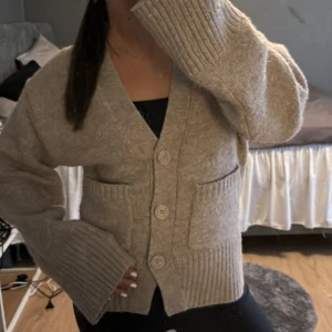 Stickad kofta - Säljer denna fina koftan från gina som jag köpte förra året. Knappt använd så bra kvalite❤️jättemysig nu till hösten. 250kr vid snabb affär 