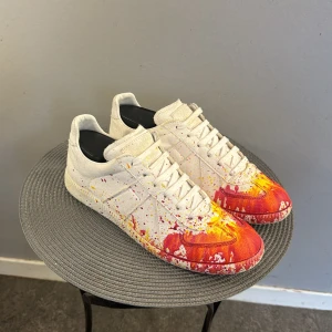 Maison Margiela Gats - Maison Margiela Gats i en otroligt snygg och sällsynt färg som ej går att köpa längre!☑️ Riktigt fint skick, tecken på använding från en månads användande☑️ Endast skor ingår☑️ Köpta från Vestiaire Collective☑️ Storlek 40 1/2, passar även 41☑️