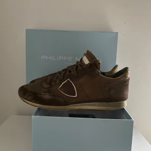 Phillipe model  - Säljer nu mina feta  Phillipe model!  Är i fint skick. Storlek 43.  Hör av dig vid frågor!✌️