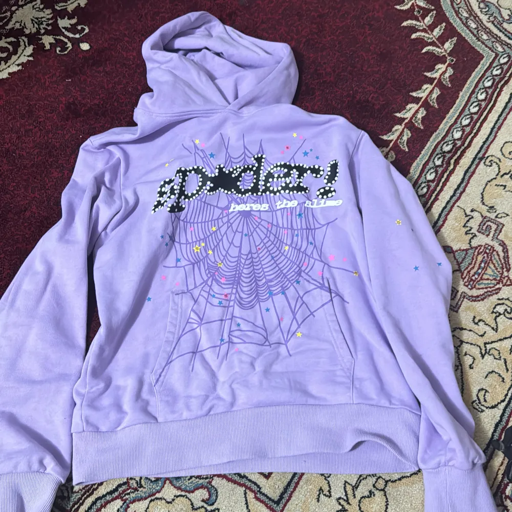 Säljer denna snygga sp5der hoodien eftersom jag behöver pengarna. Priset kan diskuteras . Hoodies.