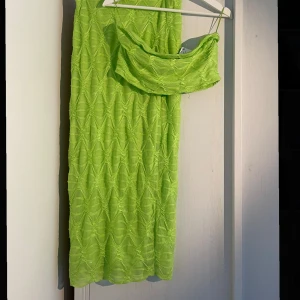 grönt sett - Fint grönt sett ifrån gina, Helt nytt.  Säöjer då de inte kom till användning💚 M i kjolen L i toppen💚