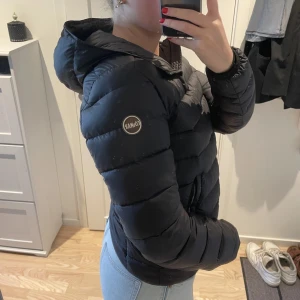 Colmar jacka  - Snyggaste och skönaste Colmar jackan🥰 Nypris 5000kr. Den är äkta och QR koden fungerar men har inget kvitto. Den har två små defekter. Ett hål i innerfickan, alltså inget som syns utåt. En liten defekt vid märket. Skickar bild vid efterfrågan 💙 