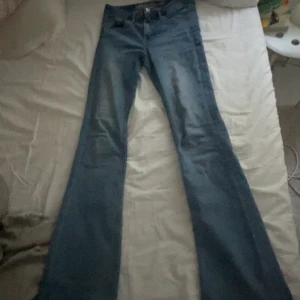 Blåa lågmidjade jeans❤️ - Jag säljer dom här jätte fina blåa lågmidjiga jeansen. De har varit använt ett par gånger men inte jätte ofta. Jag säljer dom eftersom ja tycker att dom sitter lite tajt men det är absolut inte skinny jeans dom e bara för små å mih❤️❤️