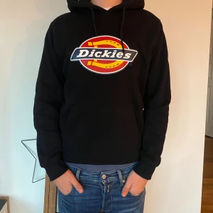 Dickies - Tja säljer denna tröja då jag inte använder den har blivit använd två gånger aldrig tvättat men den kommer blir det innan frakt den är i storlek small men stor i storleken tveka inte skriva om ni har npn fråga 