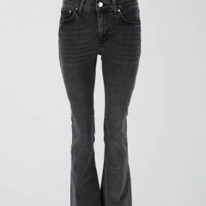 Low waist bootcut jeans - Mörkgrå low waist bootcut jeans ifrån Gina Tricot💕🙌🏻 Användna fåtal gånger så inga defekter!💕
