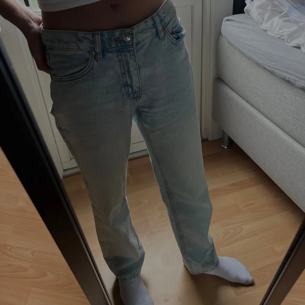 Lågmidjade Straight Jeans Ifrån Gina Tricot. Köpta för 600, och har knappt använt de vilket för att de är i nyskick. Jättefin passform🌸  Modellen heter Low Waist Straight. Jeans & Byxor.