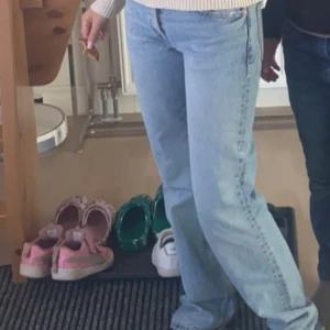 Zara jeans  - Säljer dessa straight leg mid waist jeans från zara men en lite fläck som man ser på andra bilden. De är storlek s/36