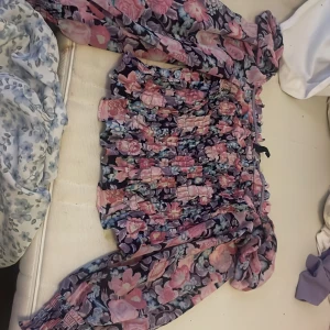 Blommig blus  - Söt blommig blus från hm🩷