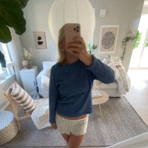 Stickad tröja - Jättefin stickad tröja från veromoda i fint skick. Säljer då den inte kommer till användning. Skriv privat om ni har några frågor och köp gärna via köp nu instabox💞🙏🏼