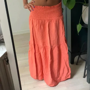 Lång kjol - Skit snygg lång kjol från kapphal. ÄLSKAR FÄRGEN!! Kommer dock inte till användning🙌🏼