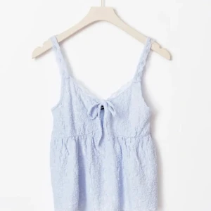 Jätte söt topp  - En jätte söt topp från Gina tricot. Precis kommit in men säljer då jag inte hittar tillfällen för att ha på mig den!