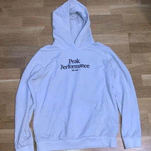 Peak Performance  - Säljer min Peak tröja storlek 170 barn Hel och ren.