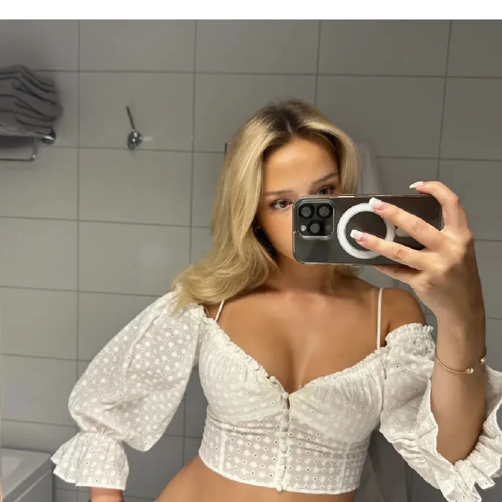 Super söt o unik topp frĂ„n zara som inte sĂ€ljs lĂ€ngre och som passar till allt!! Den Ă€r sĂ„ gott som nyđ€đ€. Puserot.