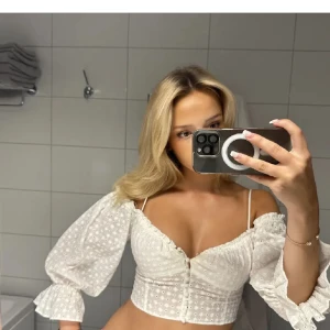 Söt zara topp🤍 - Super söt o unik topp från zara som inte säljs längre och som passar till allt!! Den är så gott som ny🤍🤍