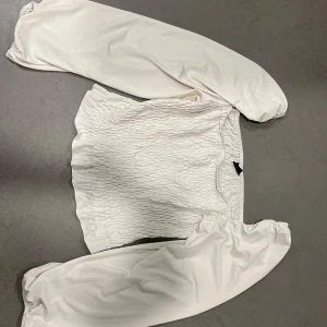 Vit offshoulder topp från Gina Tricot - Använd ett fåtal gånger. Normal i storleken. 