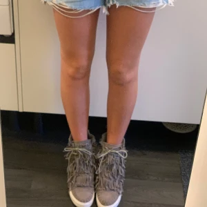 Gråa ”casadei” skor  - Gråa fransskor med klack/kil. Fint skick men ett hål där snöret ska in är borta men det är inget som syns pga alla fransar. Kan skicka bild. Kan även tänka mig att byta mot ett kortare par i samma storlek i grå/mörkgrå/svart/mörkgrön