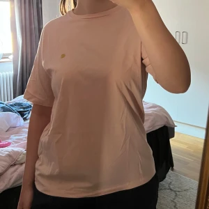 Carhartt t-shirt - En cool tröja som aldrig använts. Färgen är beige-aprikos. Nyskick!