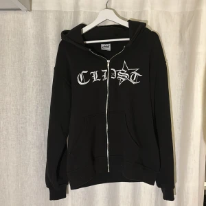 Svart print hoodie (CLDST) strl S -  Svart print hoodie från märket CLDST. Hoodien är extremt skön och stilren. Den är i bra kvalite och har inte blivit använd särskilt många ggr✅