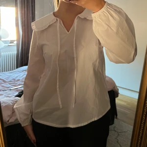 Blus  - Jättefin blus som tyvärr aldrig används.  Nyskick 