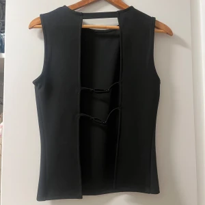 Topp med öppen rygg - Snygg topp från bikbok, stilren och med öppenrygg. Perfekt till klubben eller om man ska på nån rolig fest!  Inte använd mer än 1 gång 😊