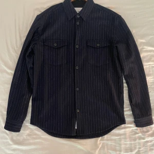 Mörkblå overshirt skjorta - Trevlig overshirt från minimum! Säljer då den är lite för stor för mig. Frågor är det bara att ställa om man har några sådana😃