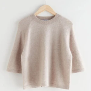 &Other stories stickad t shirt i beige  - Jätteskön stickad tröja perfekt till hösten💕