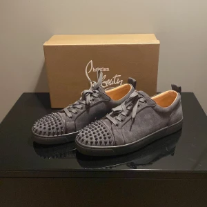Christian Louboutin - Ett Par Christian Louboutins, är ganska så nya. Inga skador, grå färgade med spikar i storlek 46. Kom privat om du har några frågor