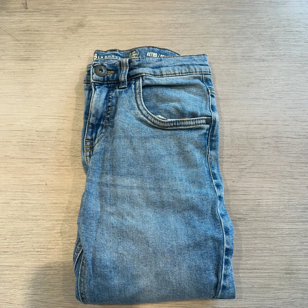 Bra skick (inga defekter) passar 152-160. Nypris 1000kr. Om ni har några andra frågor eller funderingar så är det bara att dm:a mig!🙌. Jeans & Byxor.