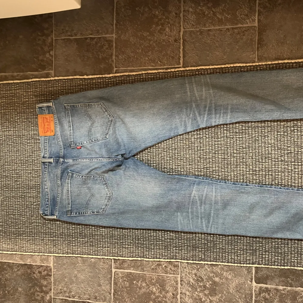 Ett par jeans i väldigt bra skick, inga skavanker i mina ögon. Storlek 32/32 Säljer enbart för att de inte kommmer till användning  Hör av er vid funderingar  och pris kan diskuteras . Jeans & Byxor.