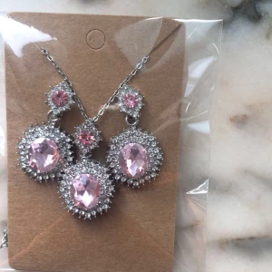 Smycken  - Dom är jätte fina har gjort dom själv och dom håller jätte bra Rekommenderar det.☺️