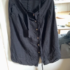 Kjol - Fin kjol, säljer då den inte används längre.  Den är i fint skick, inga skador och det följs med en extra knapp. 