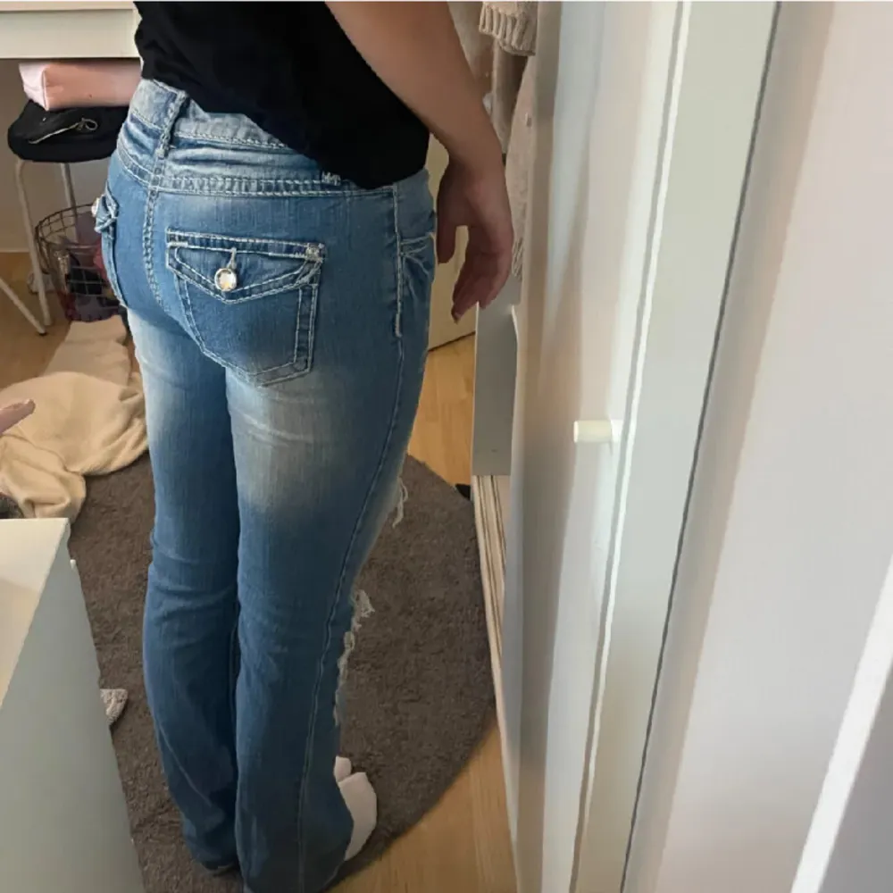 Lågmidjade bootcut jeans med superfin passform 💘De är i bra skick och säljer eftersom jag har liknande. Hör av dig privat vid frågor 💘. Jeans & Byxor.