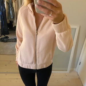 Ziphoodie  - Ljusrosa ziphoodie från gina