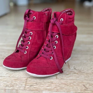 Isabel Marant liknanden  - Supersnygga Isabel Marant liknande skor🙏 Aldrig använda i min ägodel och säljer då för att dem inte kommer till användning🫶🫶 Skulle säga att klacken är ca 7-8cm. (Finns också vitt skösnöre om man hellre vill ha det🩷)