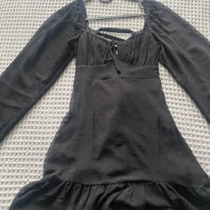 Klänning från Gina Tricot, nyskick med prislapp kvar - Kort klänning med knyte i ryggen, storlek S
