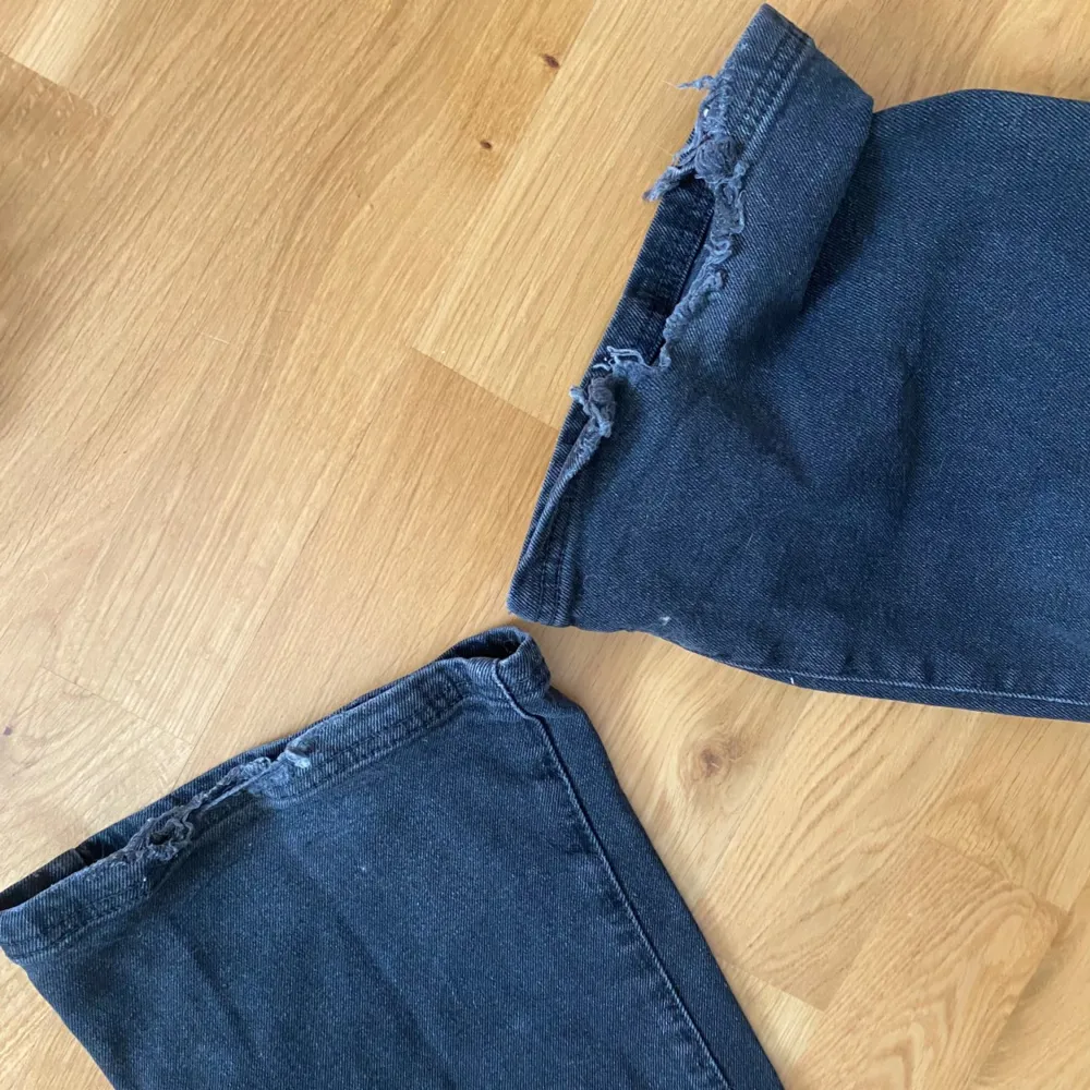 Skitsnygga bootcutjeans i TALL modell❣️ tyvärr något slitna i hälarna då de är för långa för mig. Midjemått 36cm tvärs över o innerbenslängd 89cm. Jeans & Byxor.