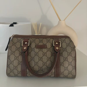 gucci joy bag - Säljer väska i modellen joy av gucci, eftersom att den inte kom till min andvänding. Köpte från vestiaire collective. På gucci loggan har den en liten rem som har lossnat men det är inte så synligt annars bra skick, skriv för mer info eller bilder🩷